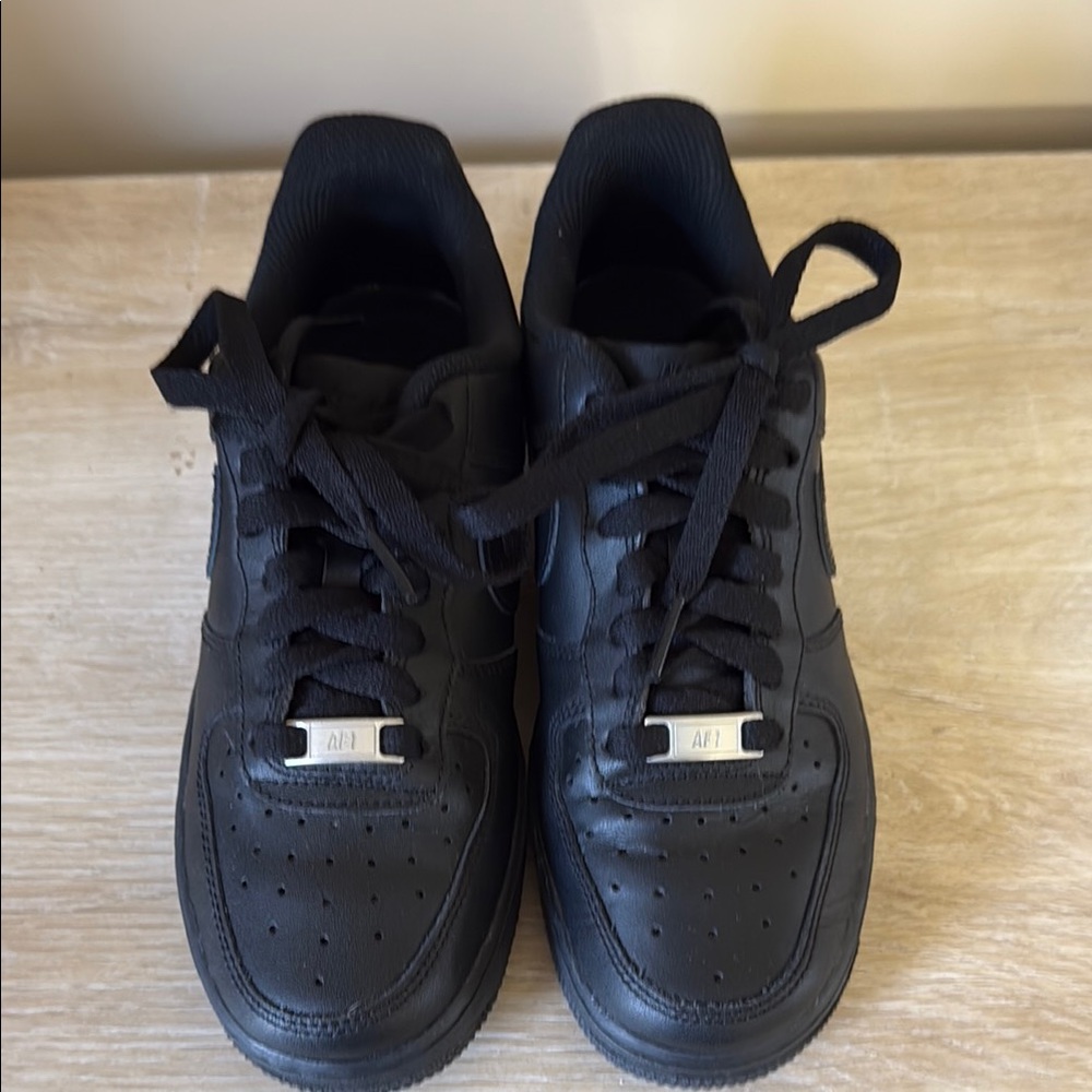 Nike Black Sneakers Sleek Low-Top Design